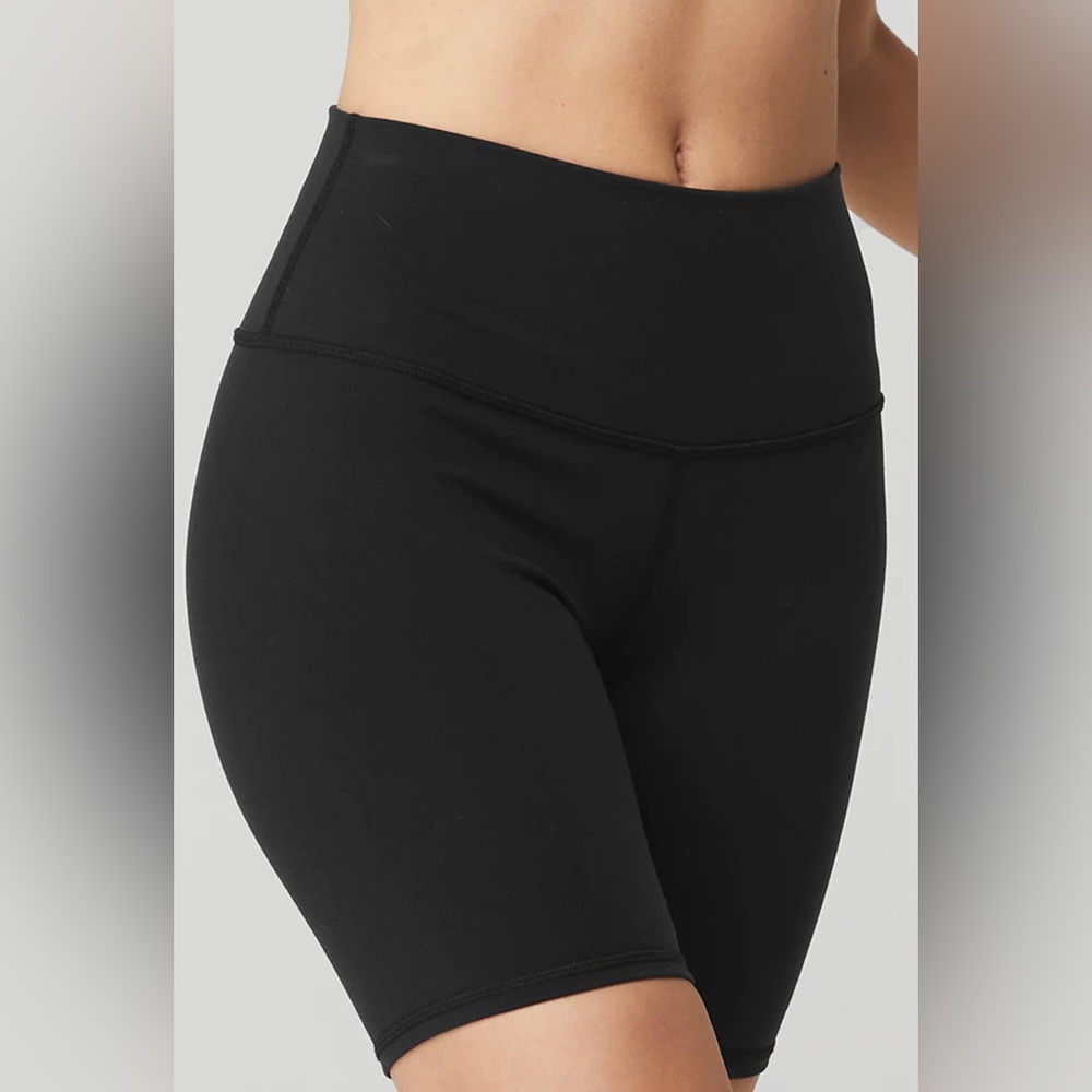Alo Yoga 7" High-Waist Biker Short in Black / size Medium